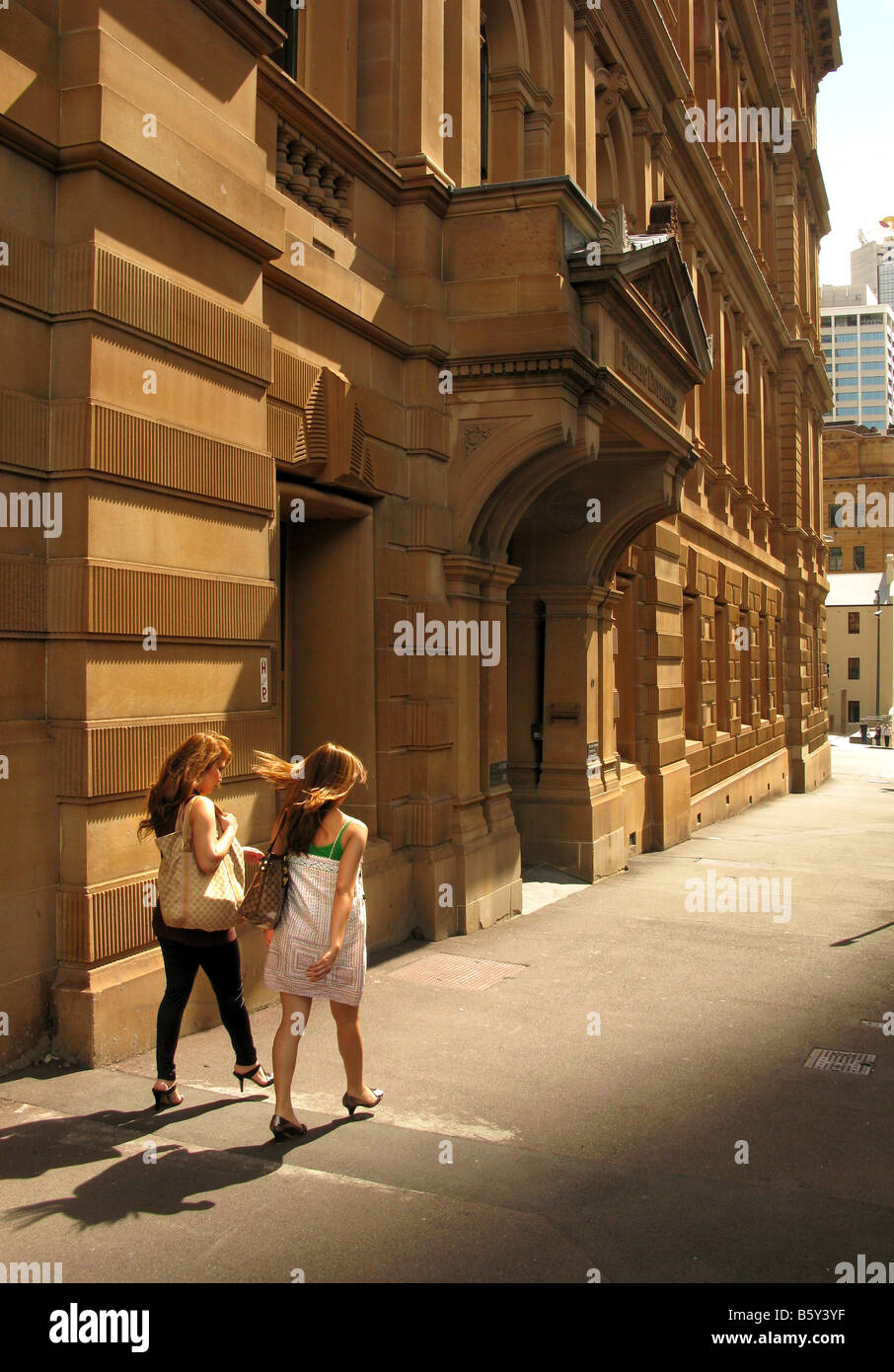 La fin de l'après-midi la lumière joue le Secrétaire colonial s capacités dans Bridge Street Sydney Banque D'Images