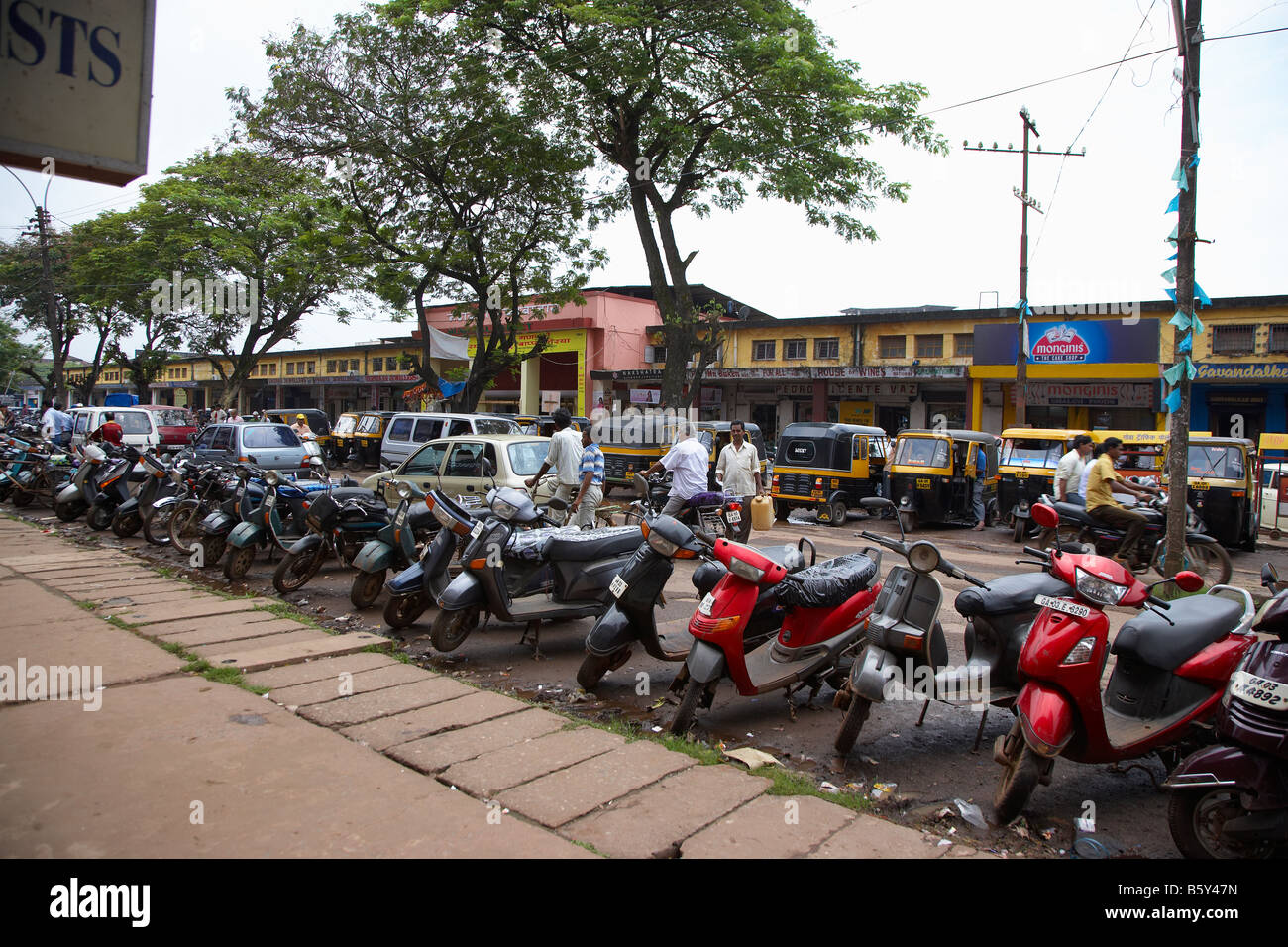 Scène de rue montrant rangée de scooters stationnés à Arpora, Goa, Inde Banque D'Images