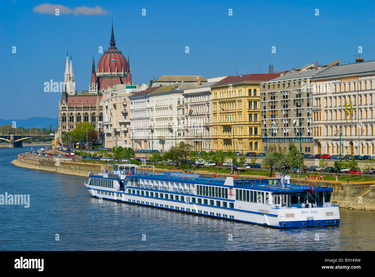 Budapest, Hongrie. Sur le fleuve Danube. Le Parlement hongrois et la rivière bateau de croisière et du Pont des Chaînes Banque D'Images