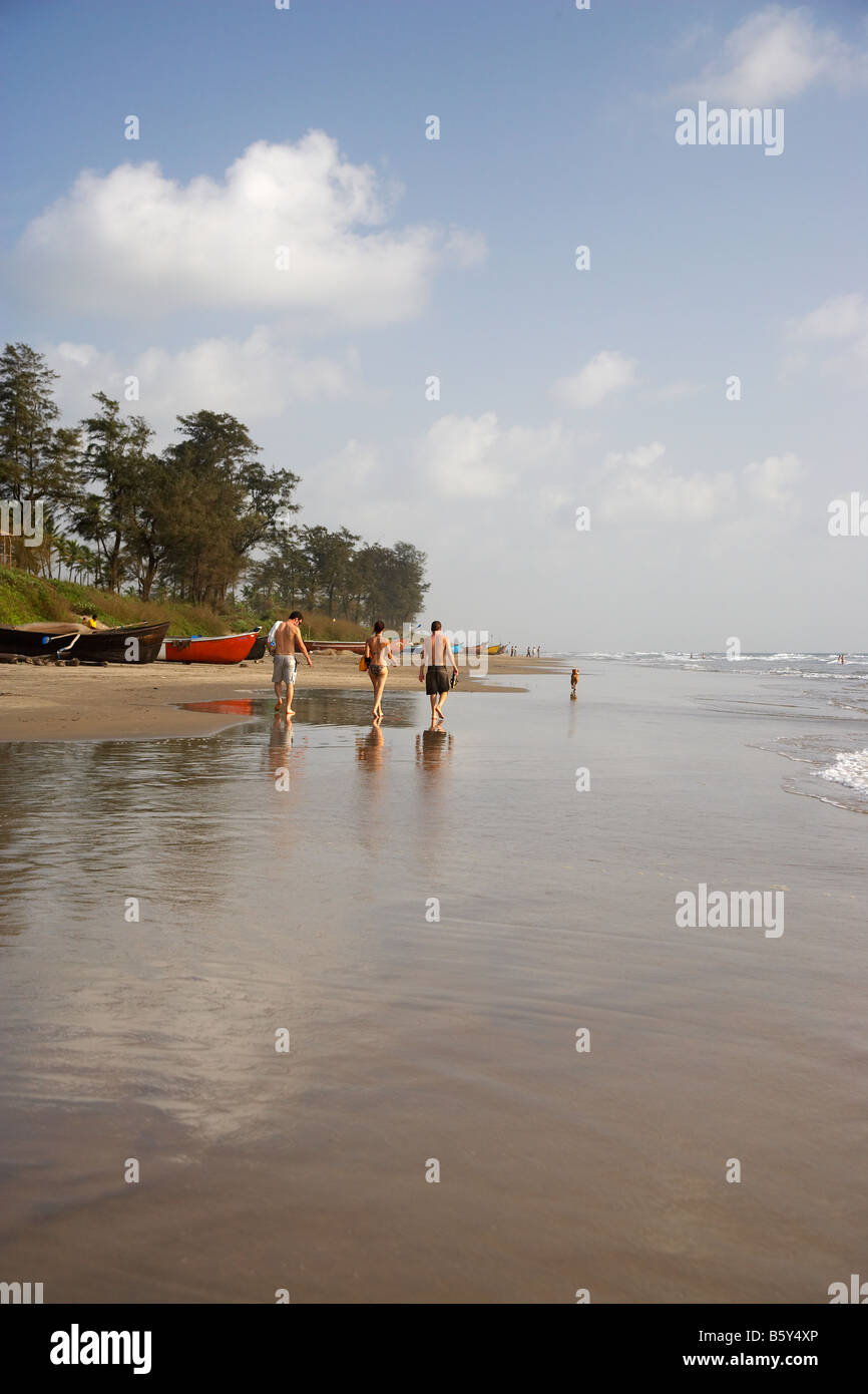 Les touristes et les bateaux de pêche de Goa Arambol Beach Goa Inde Banque D'Images