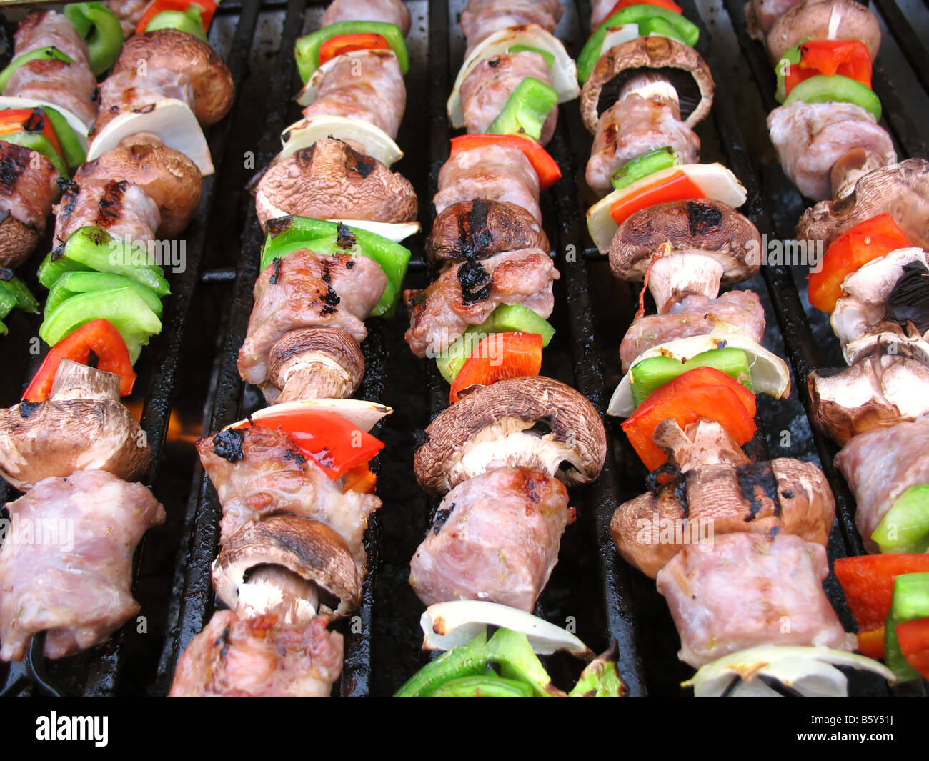 Shish kebabs saucisses en brochettes cuisson sur le grill Banque D'Images