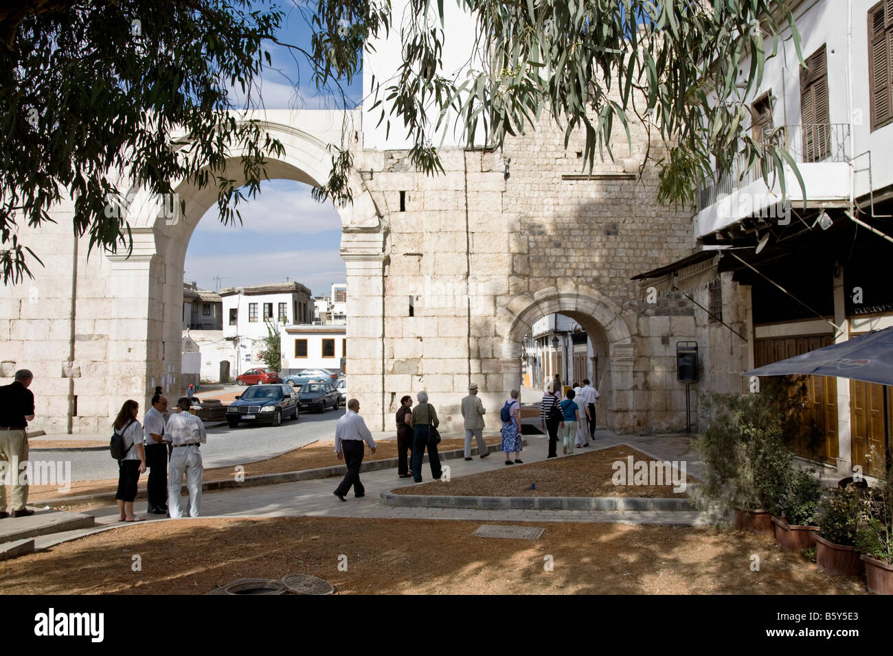 La porte de l'Est et la rue appelée tout droit. Vieille Ville, Damas, Syrie. Banque D'Images