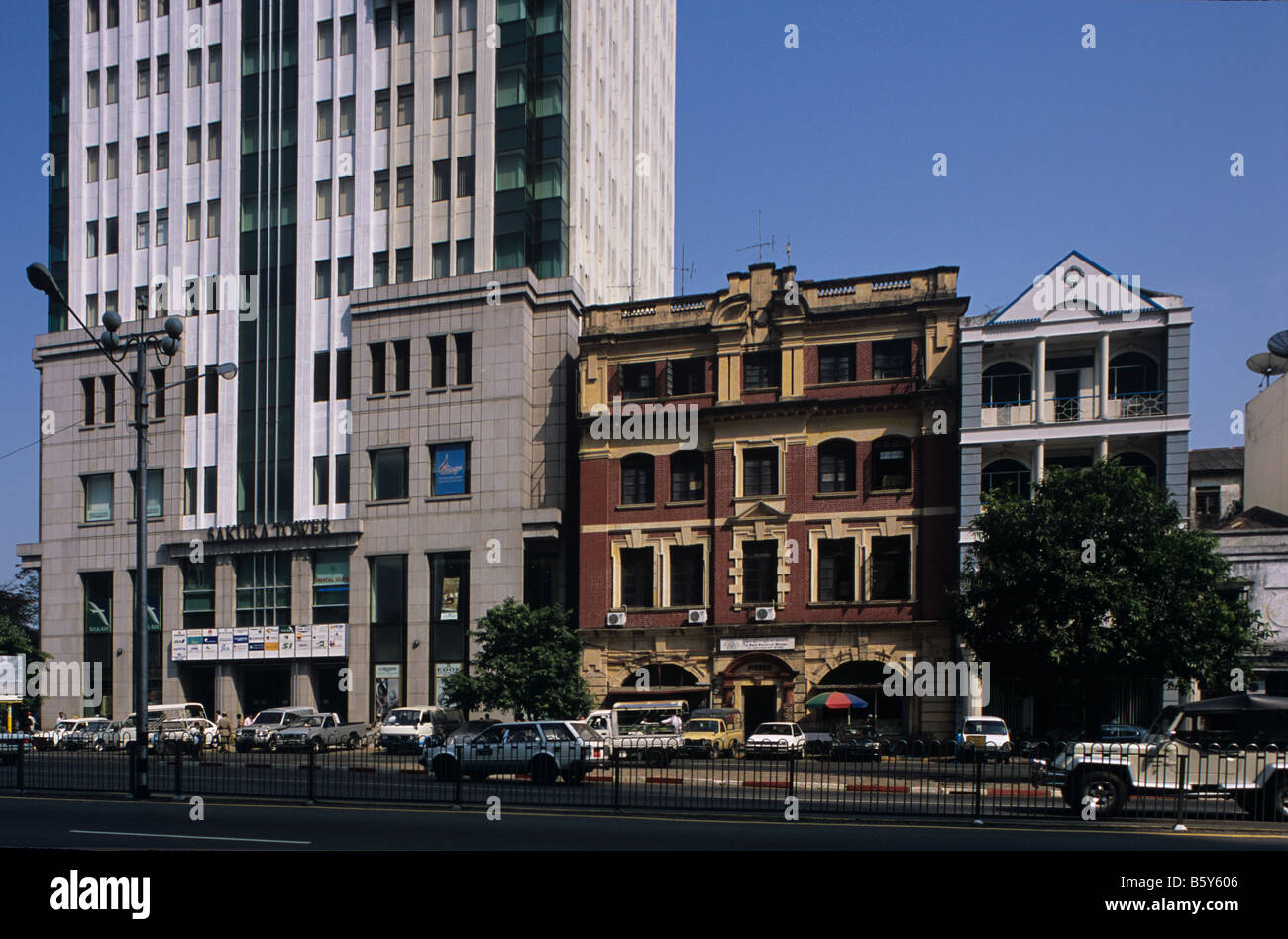 Coloniaux et de nouvelles tours de bureaux sur Paya Sule Road, Central Rangoon ou Yangon, Birmanie ou Myanmar Banque D'Images