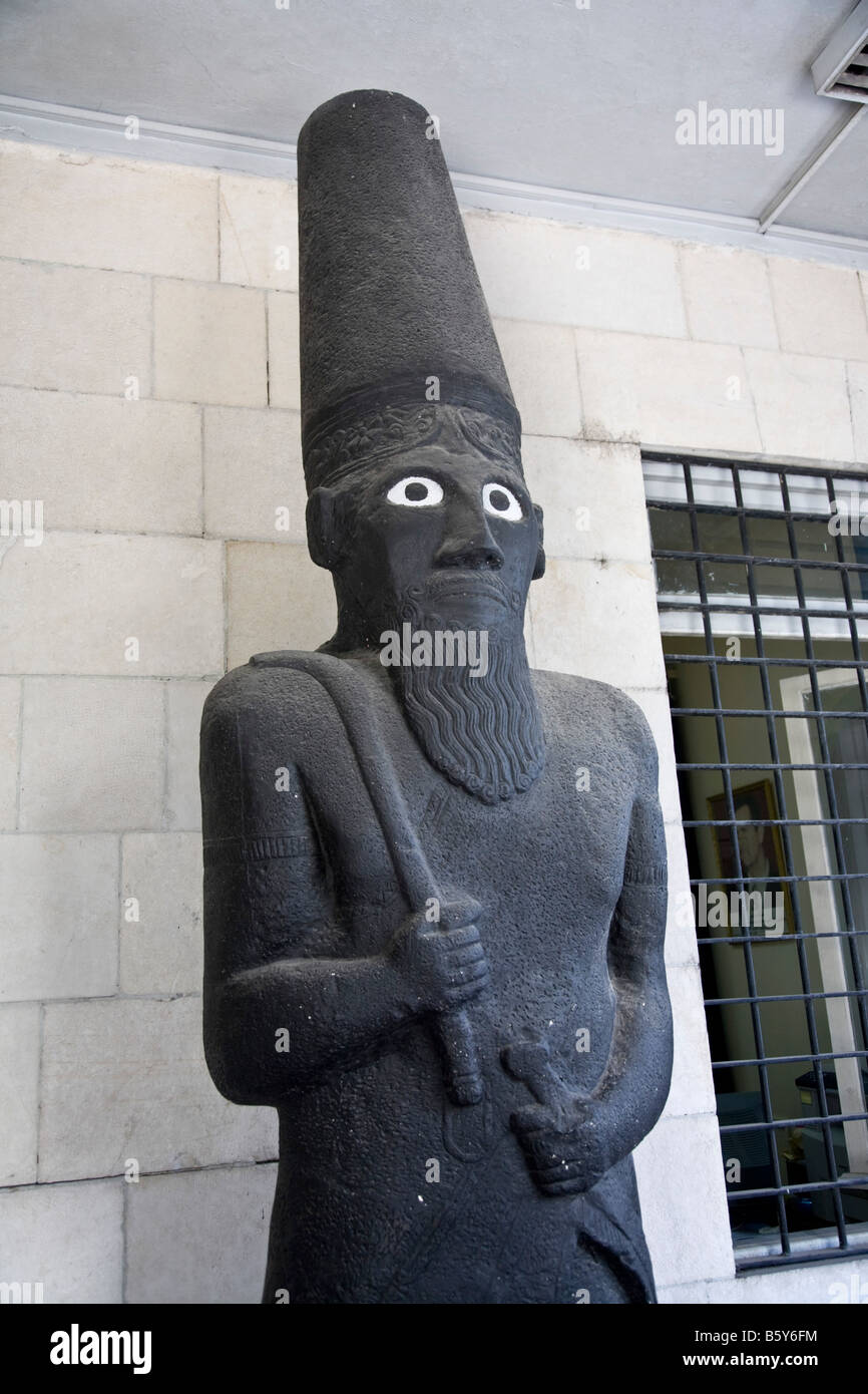 Une statue assyrienne. Musée National Archéologique, Damas, Syrie. Banque D'Images