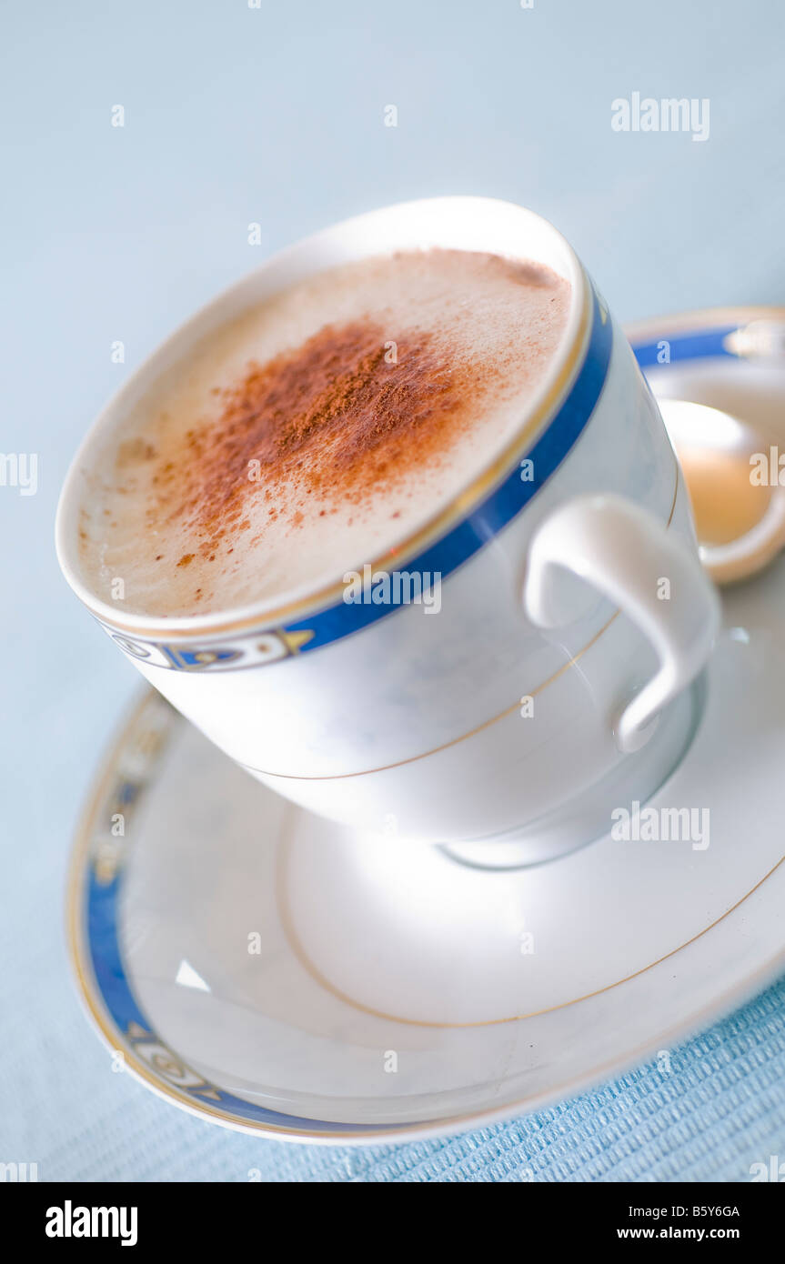 Tasse Cappuccino en porcelaine blanche Banque D'Images