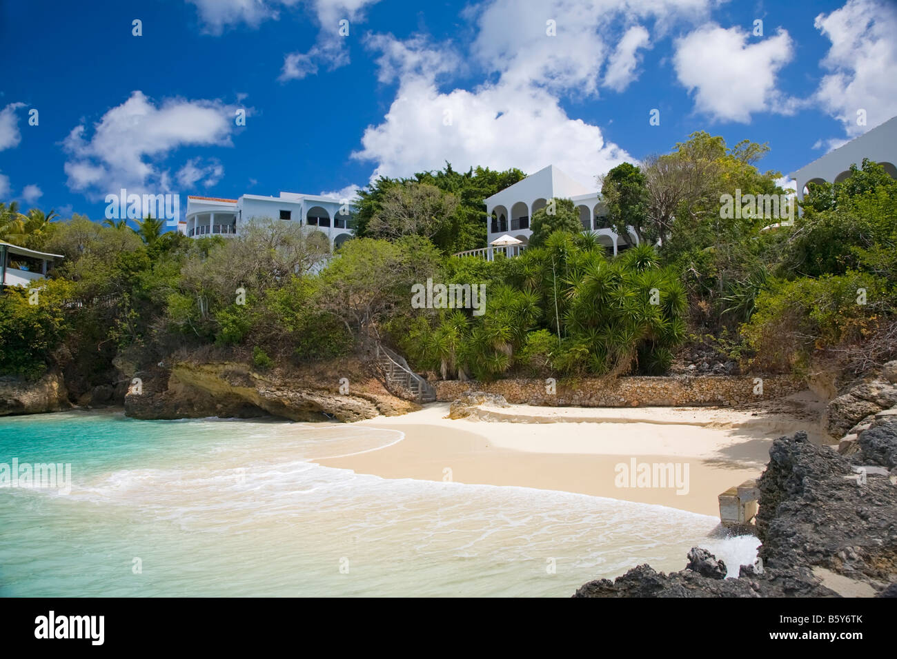 Petite crique et plage sur l'île d'anguilla dans les Antilles Britanniques Banque D'Images