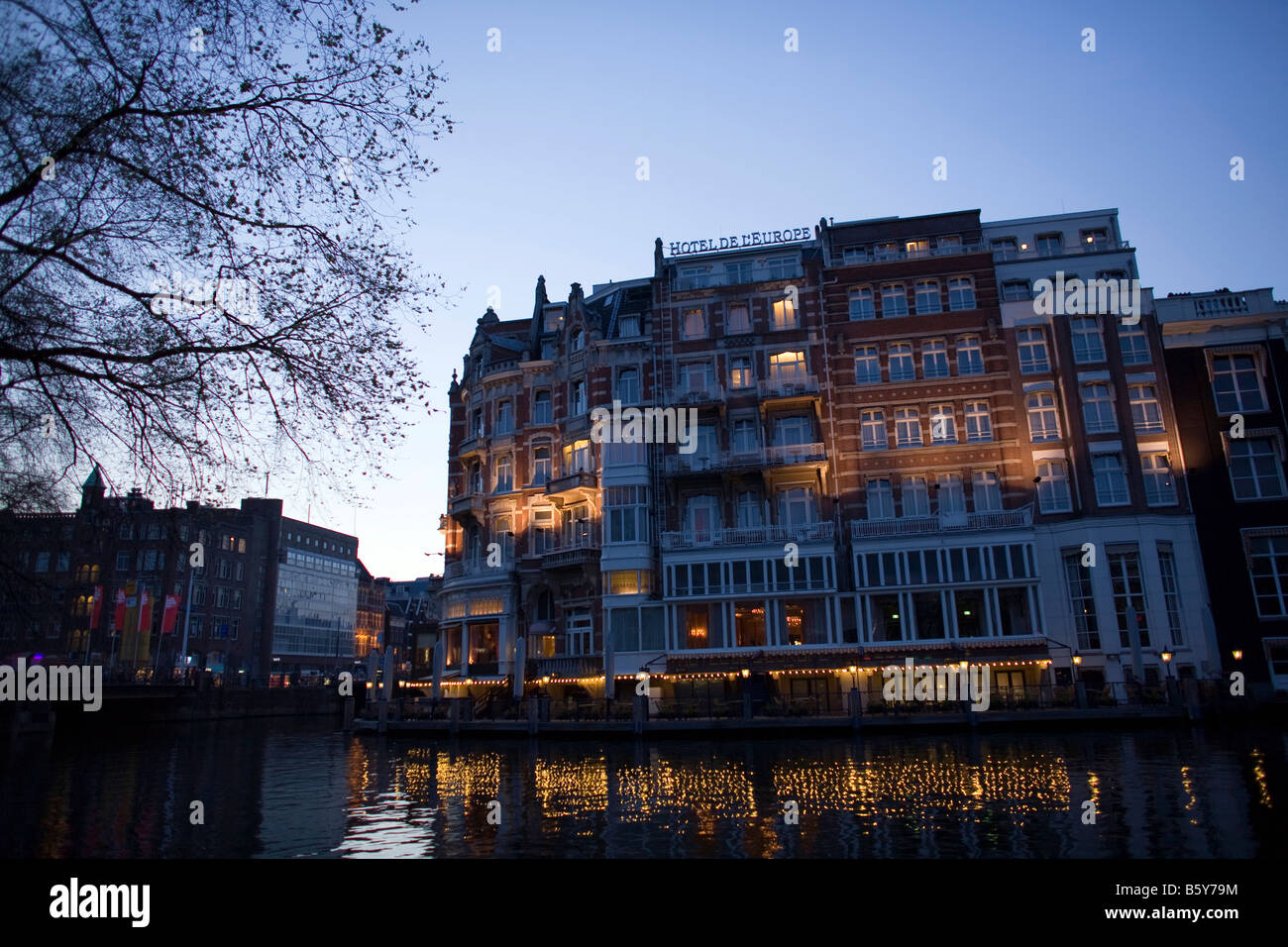 La nuit tombe sur l'Amsterdam Hotel de l'Europe, situé le long de la ville, Canal Rokin Banque D'Images