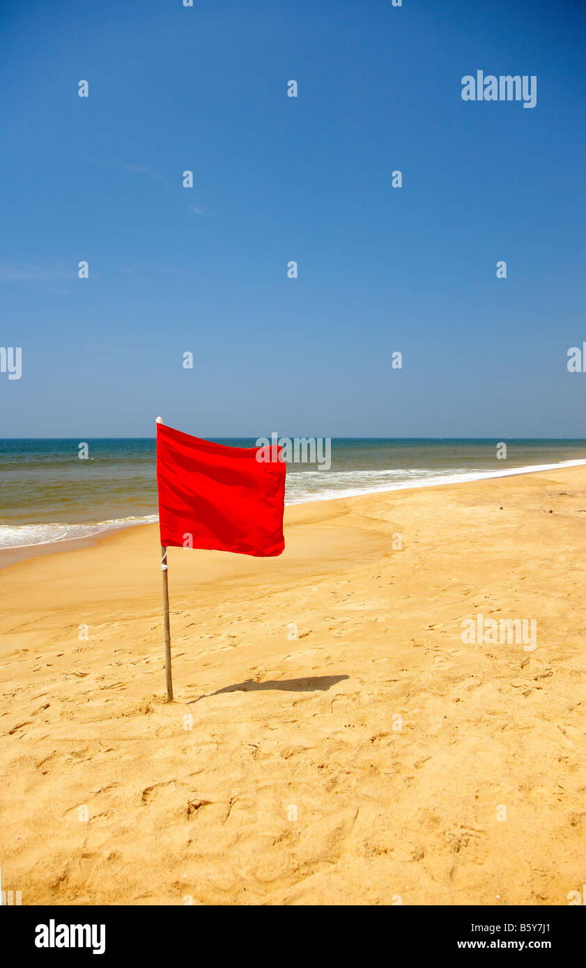 Drapeau rouge Danger à plage de Candolim, Goa, Inde Banque D'Images