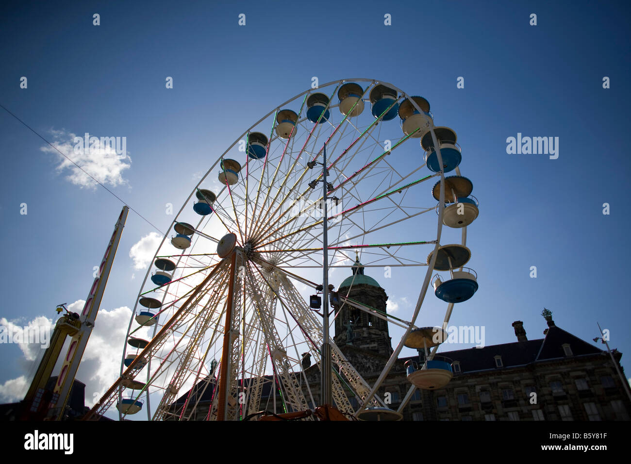 Manèges remplir la place du Dam en face du Koninklijk Paleis à Amsterdam Banque D'Images