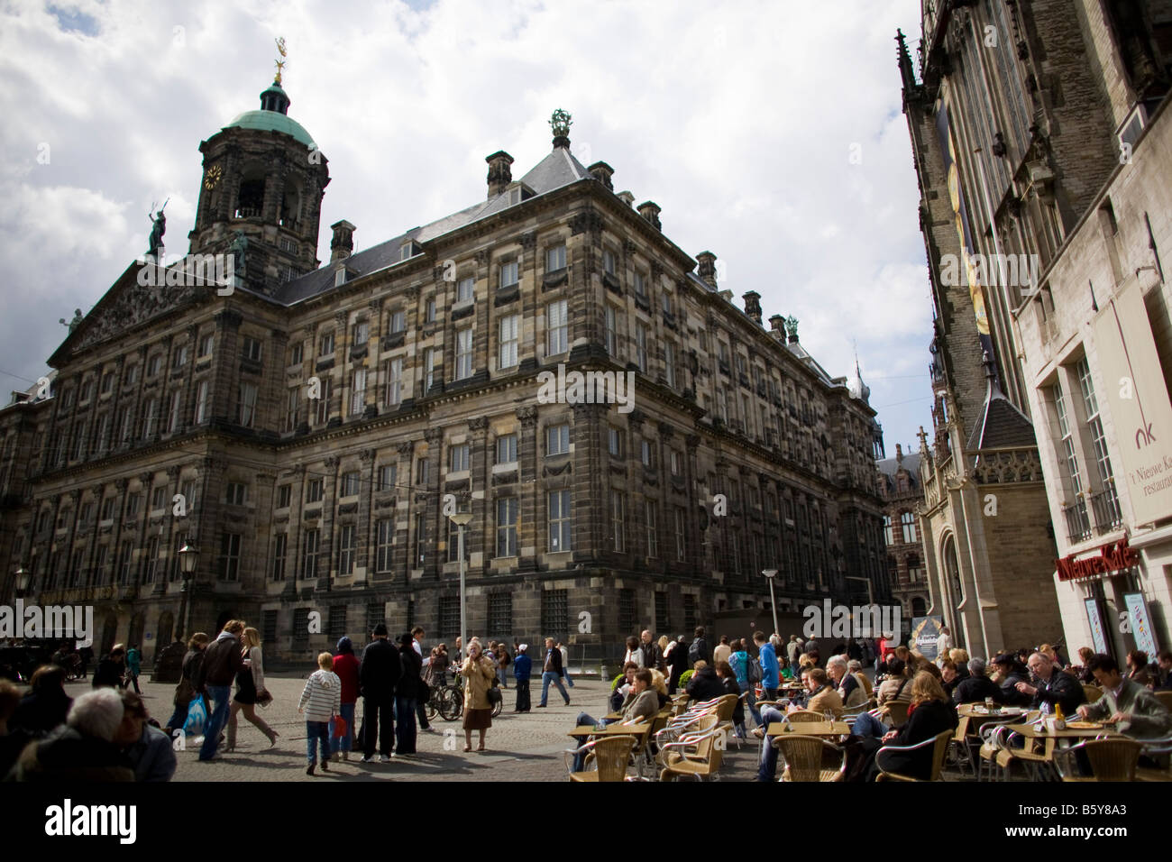 Les visiteurs et les résidants bénéficient de temps libre à la place du Dam Amsterdam. Banque D'Images