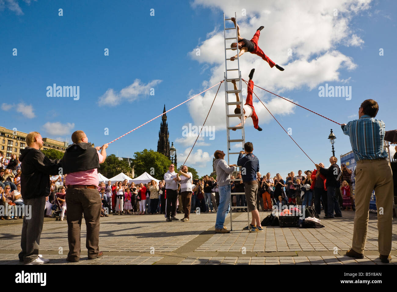 Acrobates préformage street theatre près de Princes Street d'Édimbourg en Écosse au cours de l'Edinburgh Fringe Festival Banque D'Images