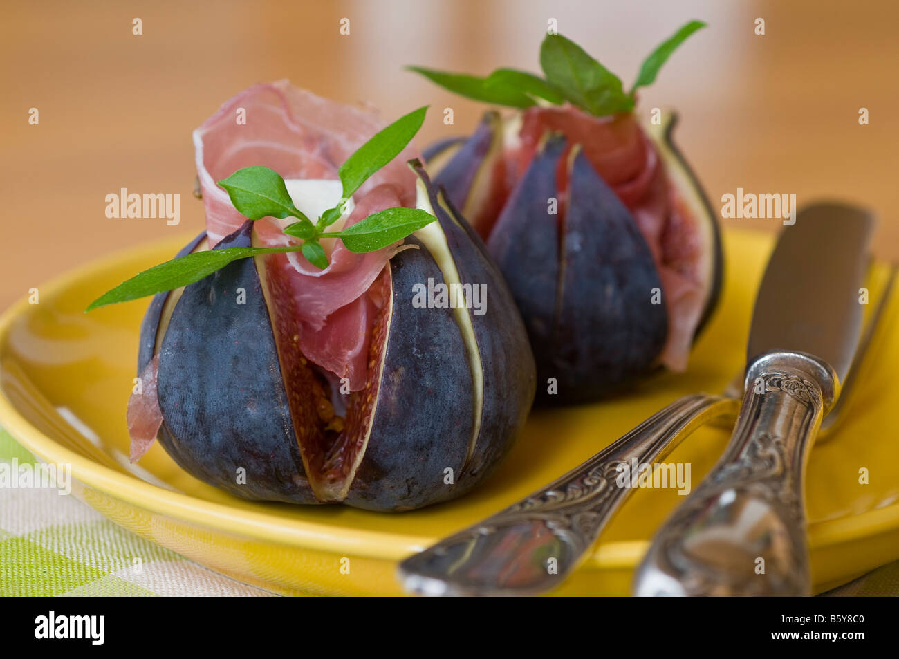 Figues farcies au jambon et mozzarella Banque D'Images