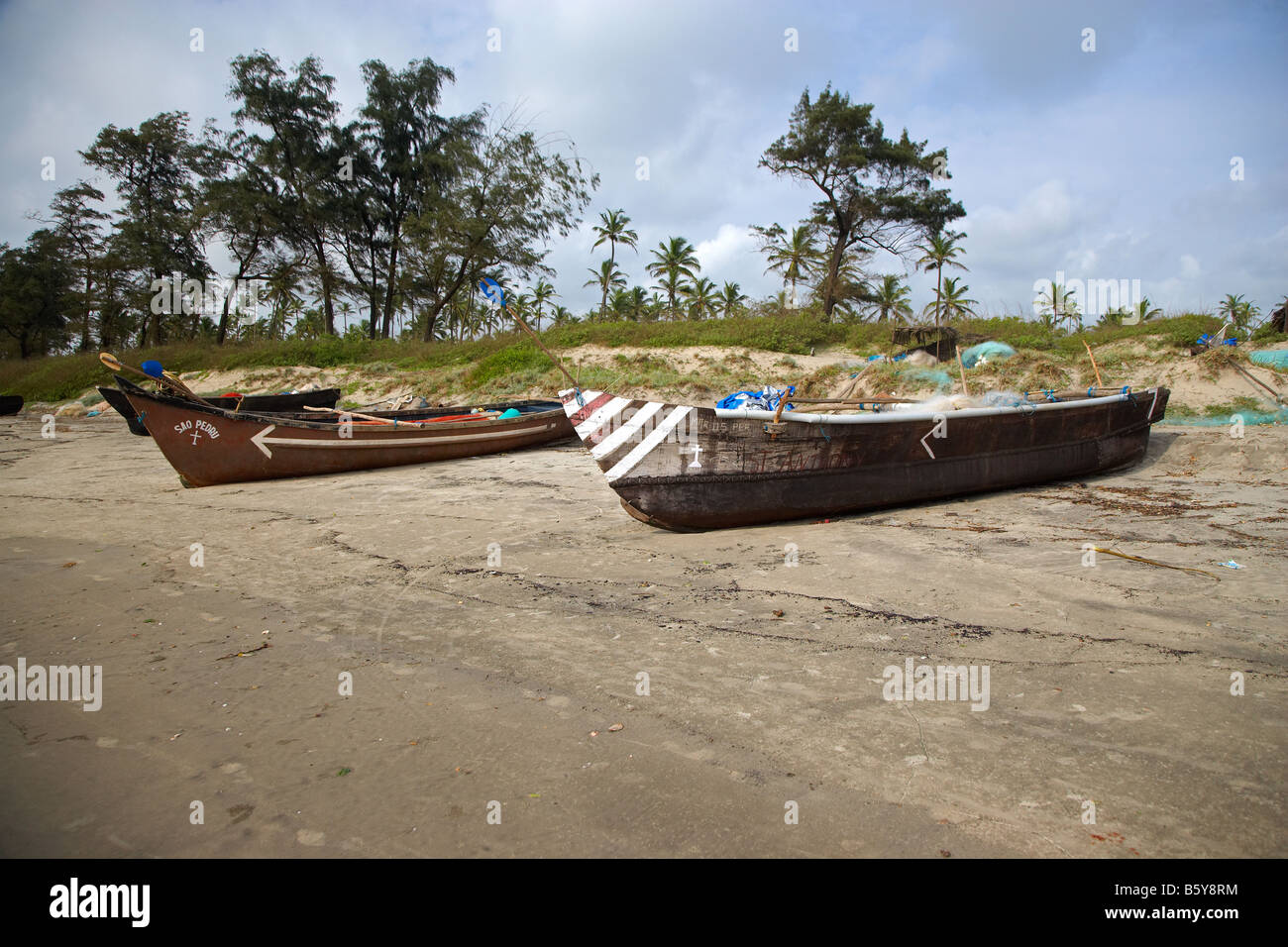 Les bateaux de pêche traditionnels sur Arambol Beach, Goa, Inde Banque D'Images