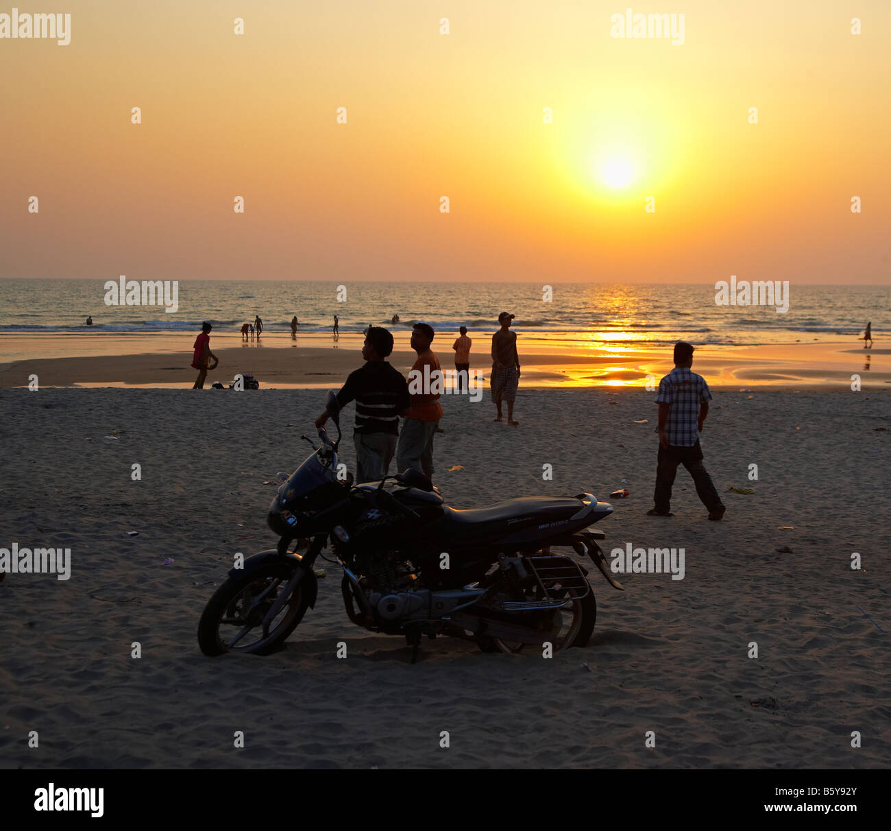 Moto et coucher du soleil à Arambol Beach, Goa, Inde Banque D'Images