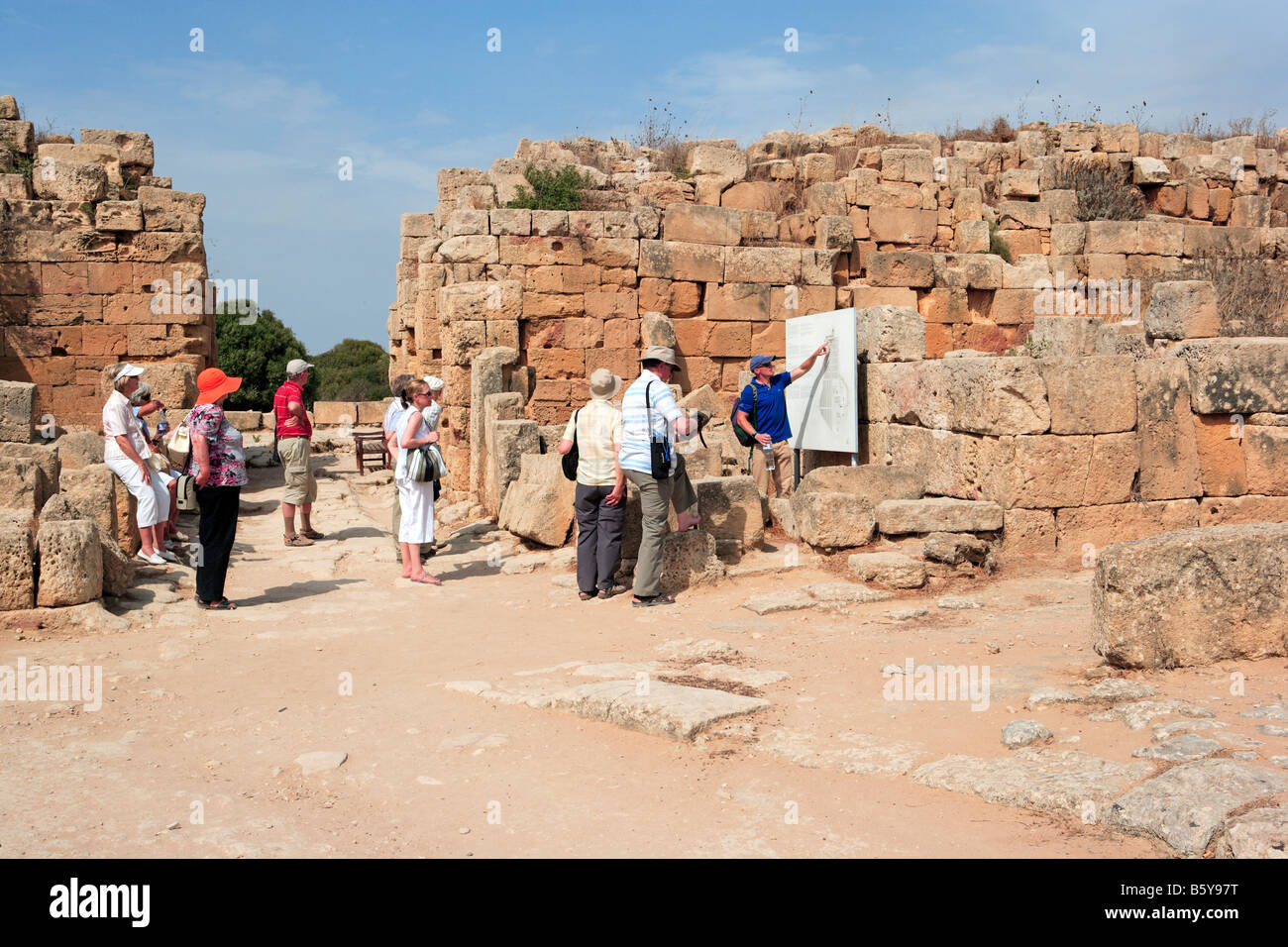 Les murs de l'Acropole et les touristes, Selinunte, Sicile Banque D'Images