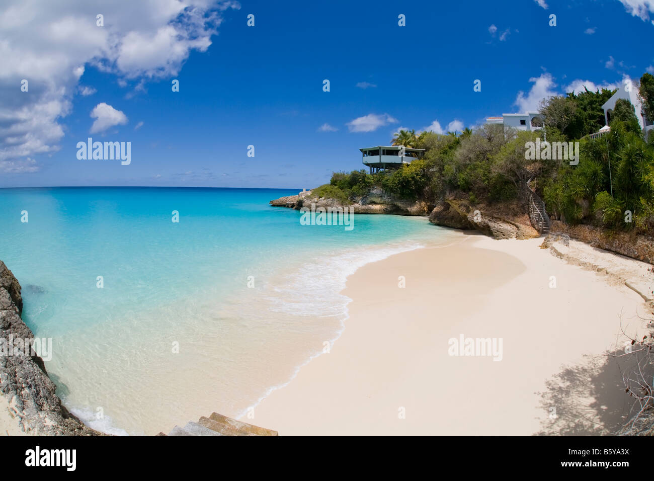 Petite crique et plage sur l'île d'anguilla dans les Antilles Britanniques Banque D'Images