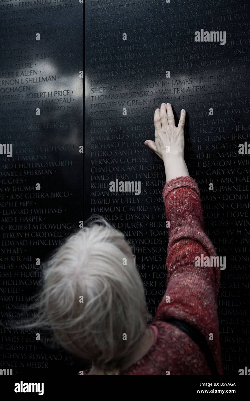 Les noms de femme d'un des soldats morts immortalisés sur le mur commémoratif des Vétérans du Vietnam. Tempête reflète ajoute ambiance moody Banque D'Images