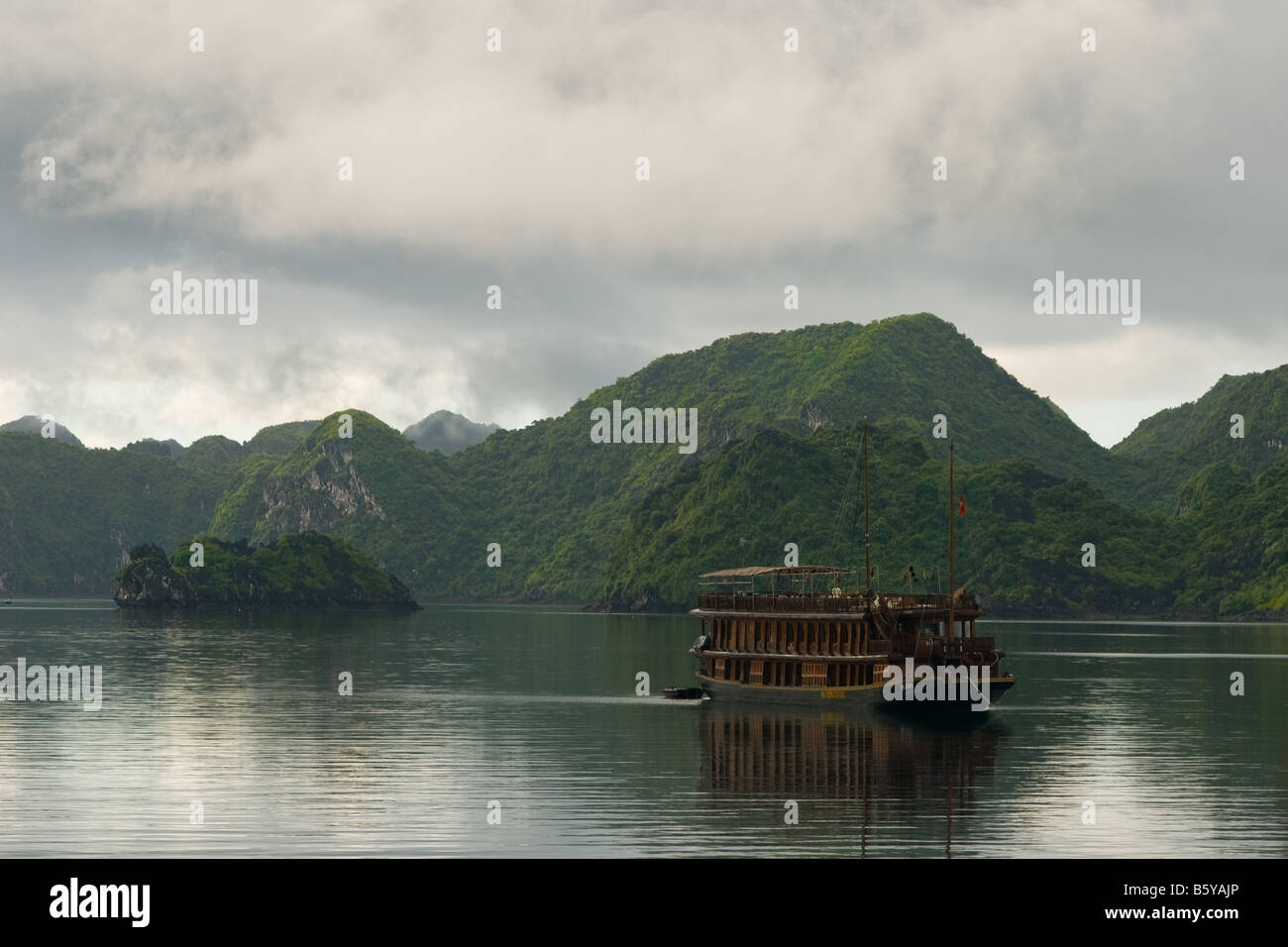 Une jonque traditionnelle sur un matin brumeux dans la baie d'Halong, Vietnam Banque D'Images