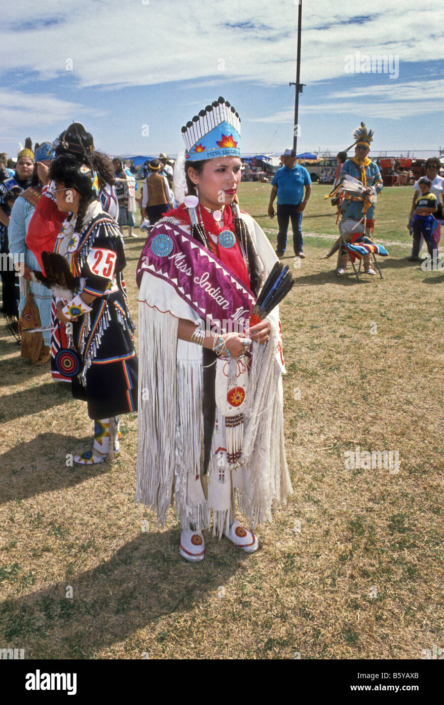 Native American Woman wearing costume traditionnel attend pour entrer à Indian parade événement Pow-wow. Banque D'Images