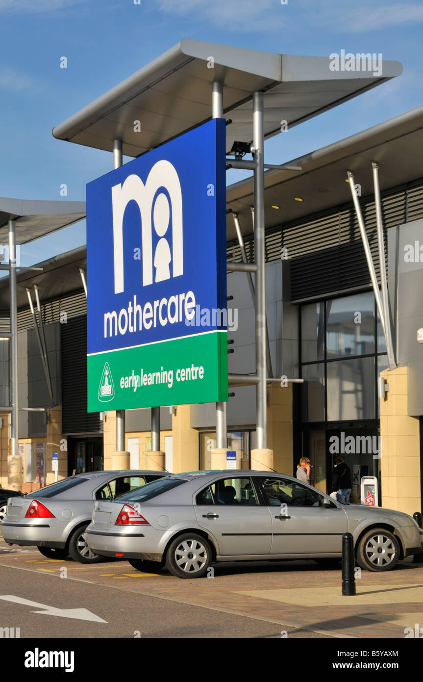 West Thurrock Lakeside retail park avec des voitures garées à l'extérieur de Mothercare store et au début de l'entrée du Centre d'apprentissage Banque D'Images