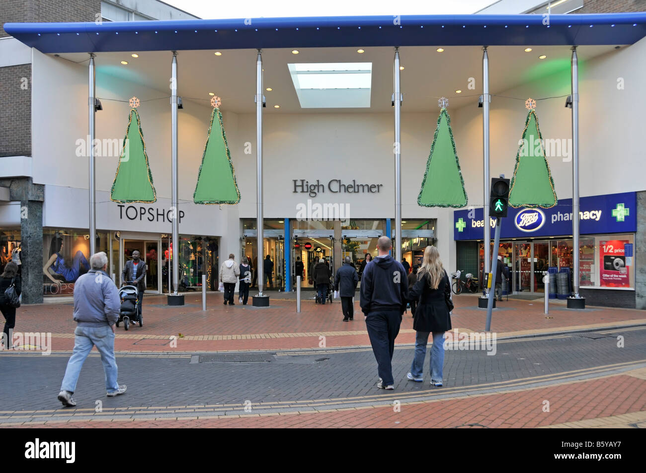 Scène de rue vue arrière des acheteurs marchant vers la ville de Chelmsford Entrée centrale au centre commercial High Chelmer avec décorations de Noël Banque D'Images