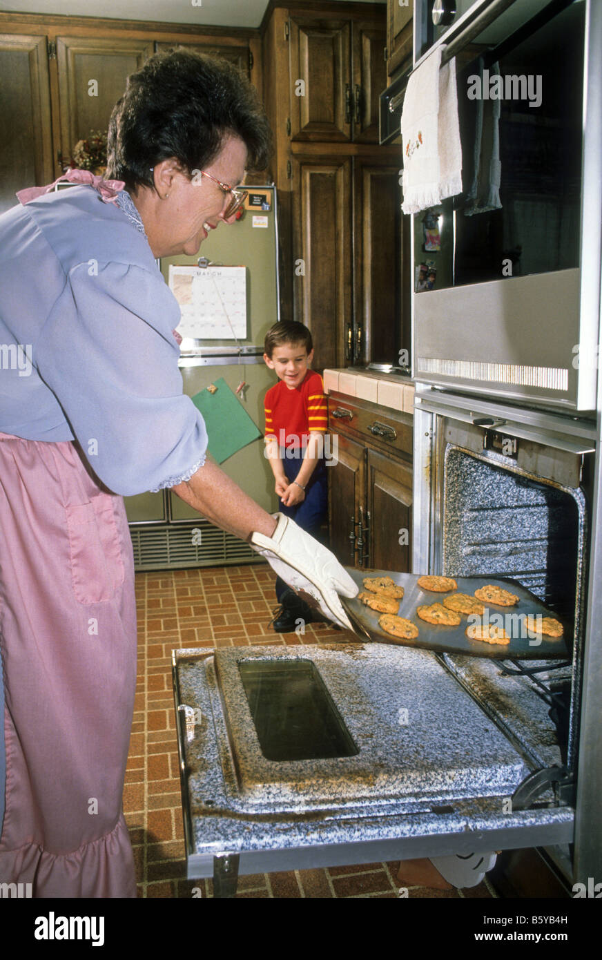 Grand-mère fait cuire des biscuits pour le petit-fils Banque D'Images