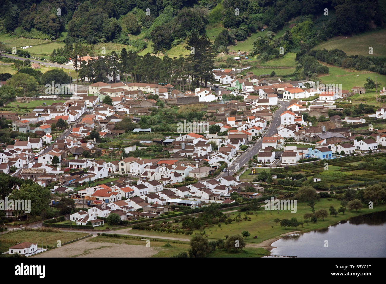 Close up Vue de dessus de la petite ville de Sete Cidades São Miguel Açores Portugal Banque D'Images