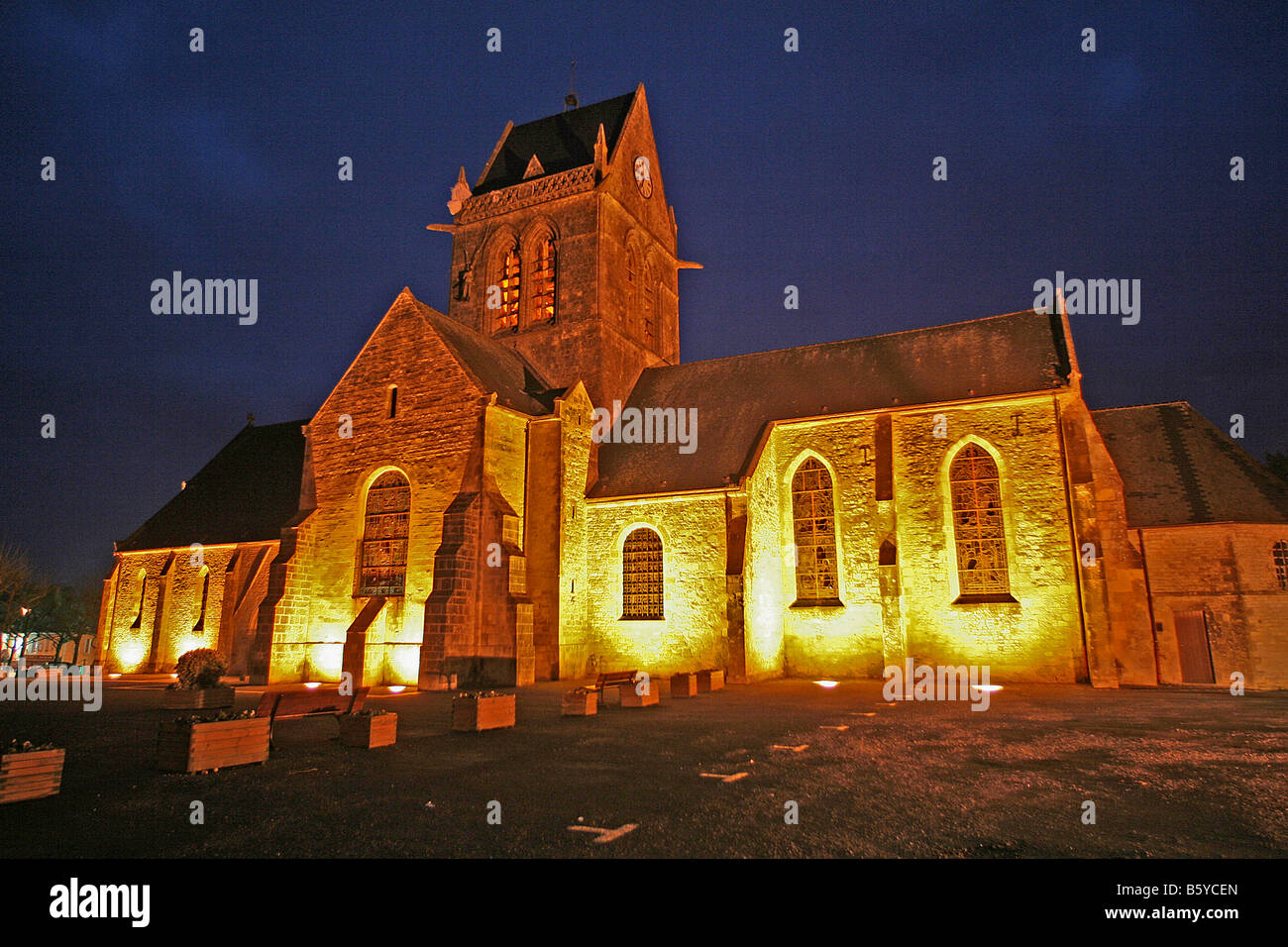 La 82e division aéroportée américaine parachutiste John Steele (life size dummy) suspendu par son parachute de Ste Mère Eglise,Normandie,France Banque D'Images