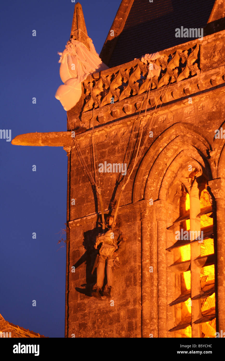 La 82e division aéroportée américaine parachutiste John Steele (life size dummy) suspendu par son parachute de Ste Mère Eglise,Normandie,France Banque D'Images