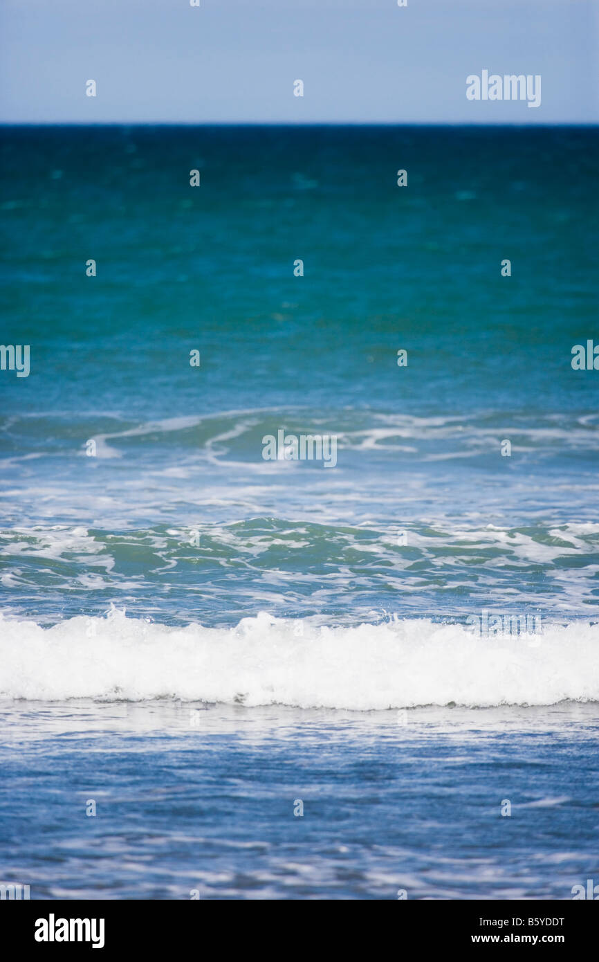 Des vagues sur la plage de la côte ouest de la Nouvelle-Zélande Manawatu Banque D'Images