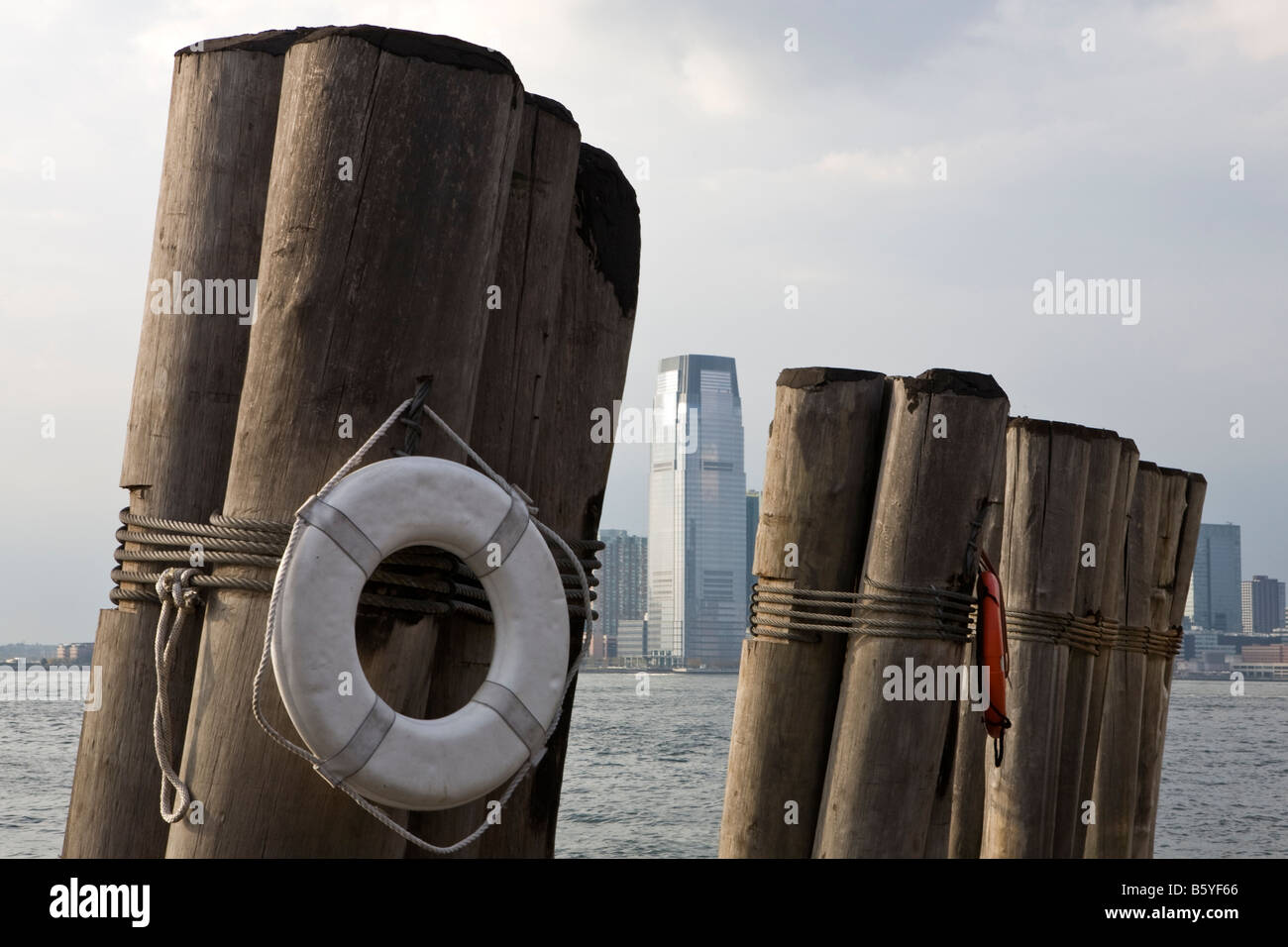 La jetée sur le fleuve Hudson à la jetée A dans Battery Park, Manhattan, New York City USA Banque D'Images