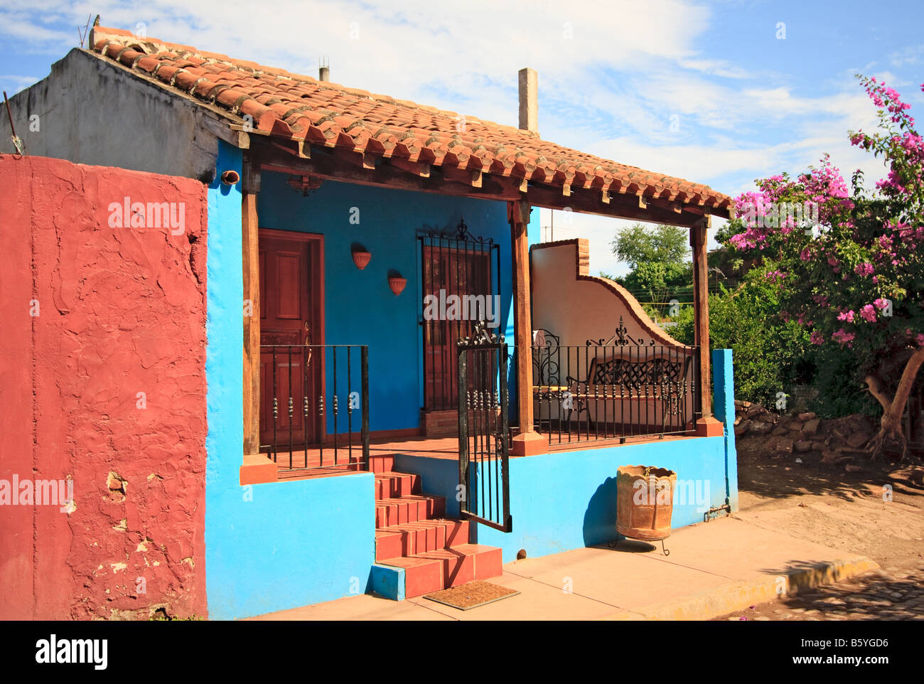 Maison peinte aux couleurs vives au Mexique Banque D'Images