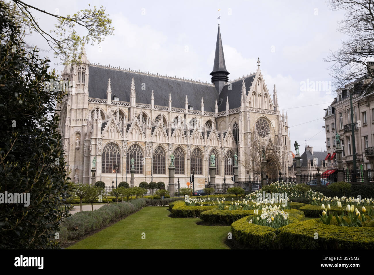 Notre-dame-de-le-Sablon Church (Église du Sablon) vu de la Place du Petit Sablon jardins, Place du Sablon, Bruxelles, Belgique. (44) Banque D'Images