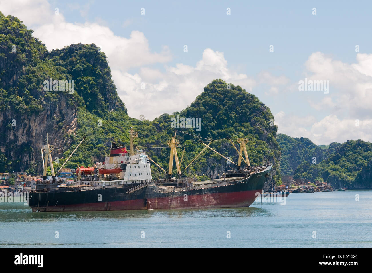 Un cargo dans la baie d'Ha Long, Vietnam Banque D'Images