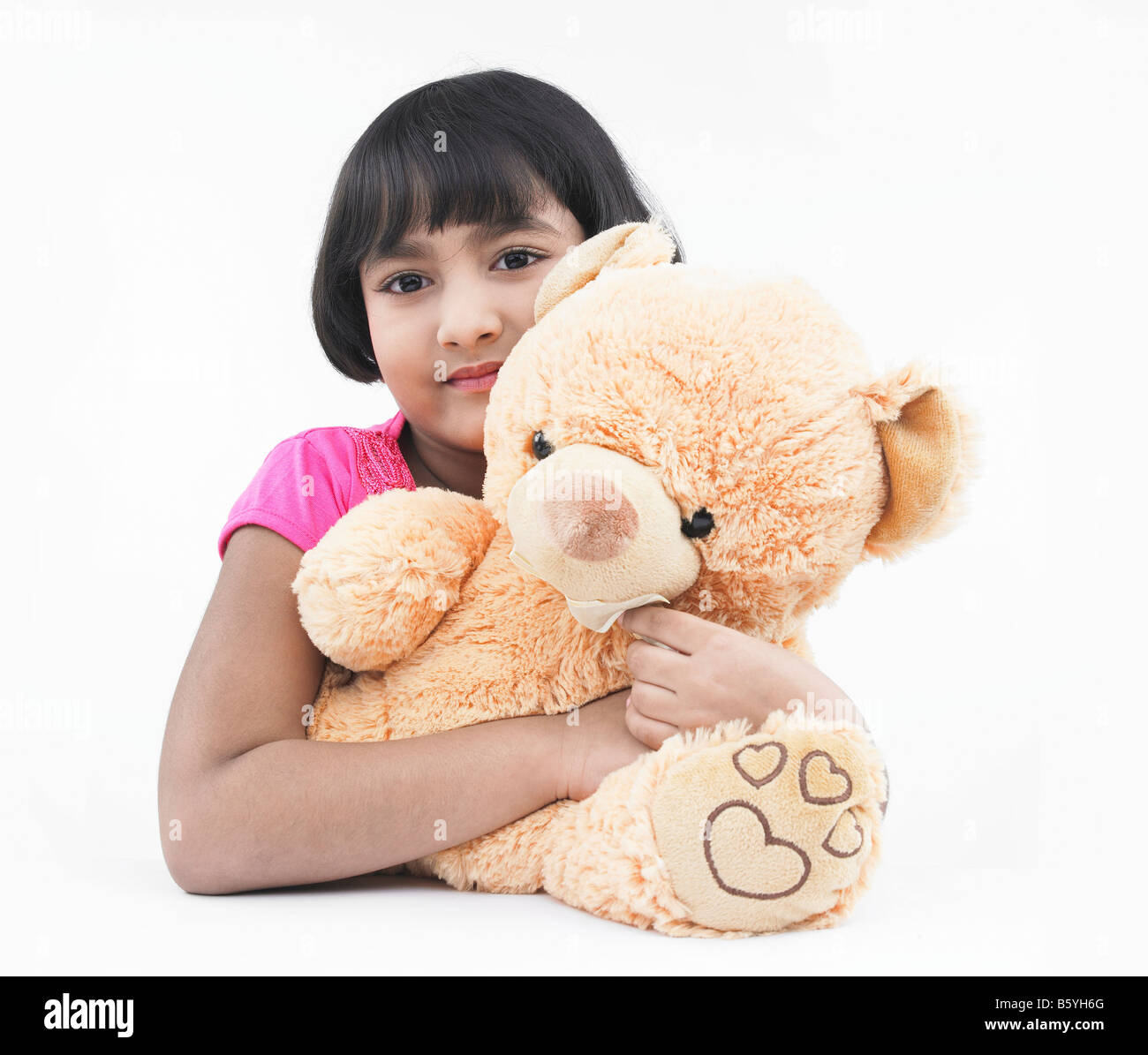 Portrait d'une fille asiatique d'origine indienne avec son ours en peluche brun Banque D'Images