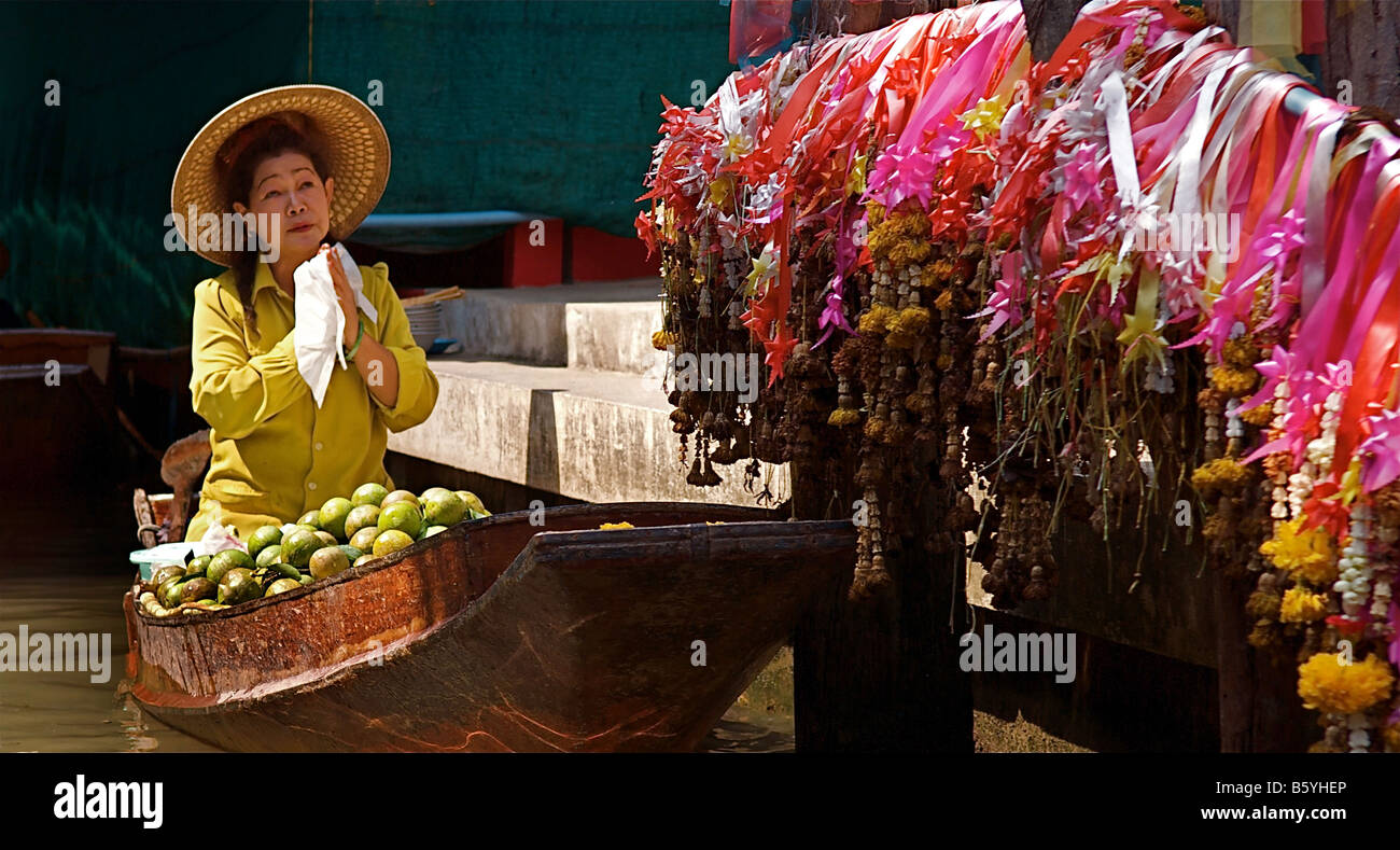 Marché flottant de Bangkok long boat Thai dame vendeur de fruits Banque D'Images