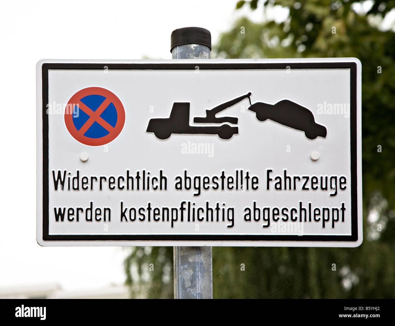 Panneau d'avertissement en langue allemande des voitures stationnées illégalement sera remorqué Allemagne Banque D'Images