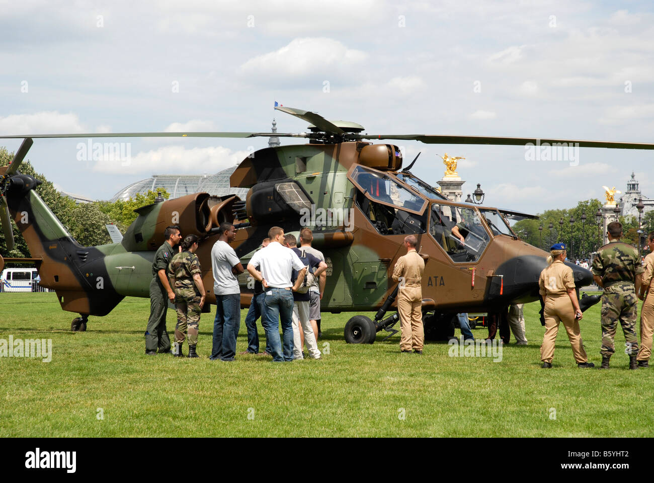 Après la parade militaire de la Fête nationale du 14 juillet Journée Nationale Paris France EC-665 Tigre hélicoptère Eurocopter Banque D'Images