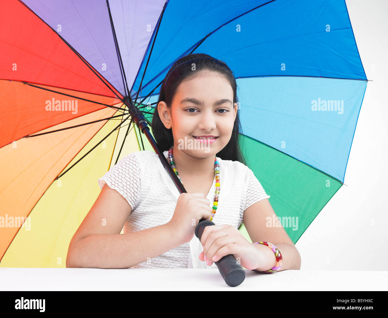 Un cute asian une jolie fille asiatique d'origine indienne avec un parapluie arc-en-ciel Banque D'Images