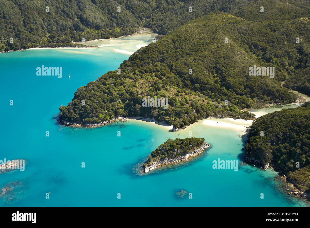 Baie de moustiques en bas à droite et en haut à gauche de la Baie d'écorce Parc national Abel Tasman Nelson Region ile sud Nouvelle Zelande aerial Banque D'Images