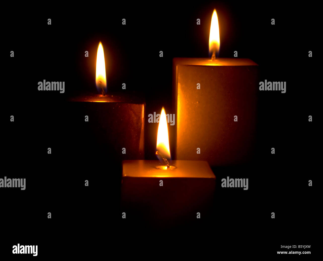Groupe de bougies sur un fond sombre Banque D'Images