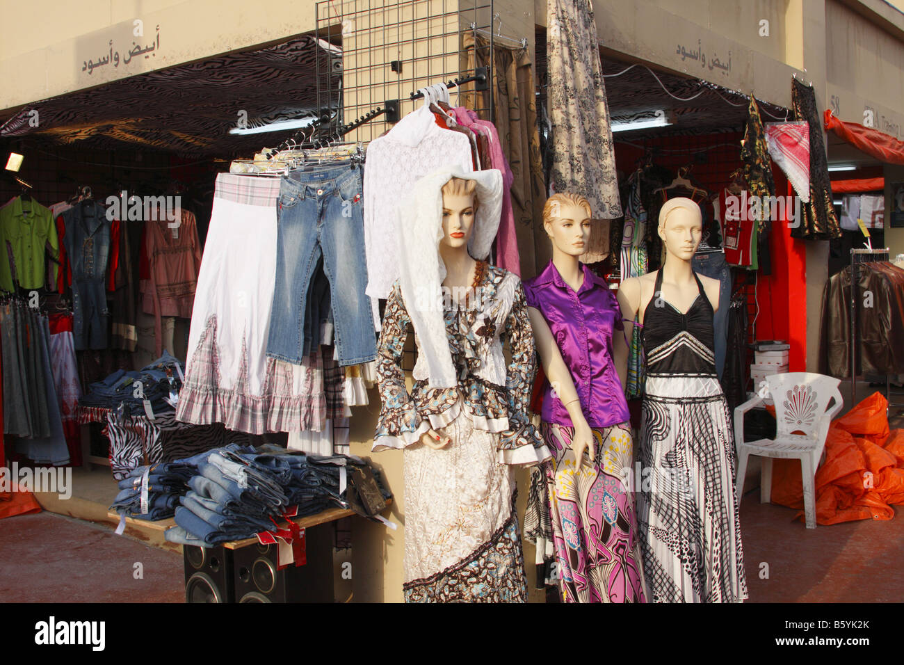 Des mannequins DANS UNE BOUTIQUE DE TEXTILES À DUBAÏ Banque D'Images