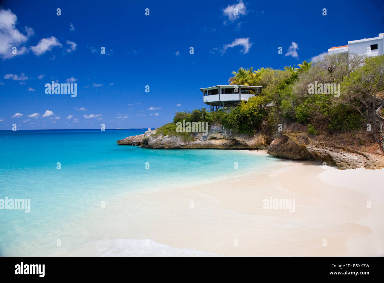 Petite crique et plage sur l'île d'anguilla dans les Antilles Britanniques Banque D'Images