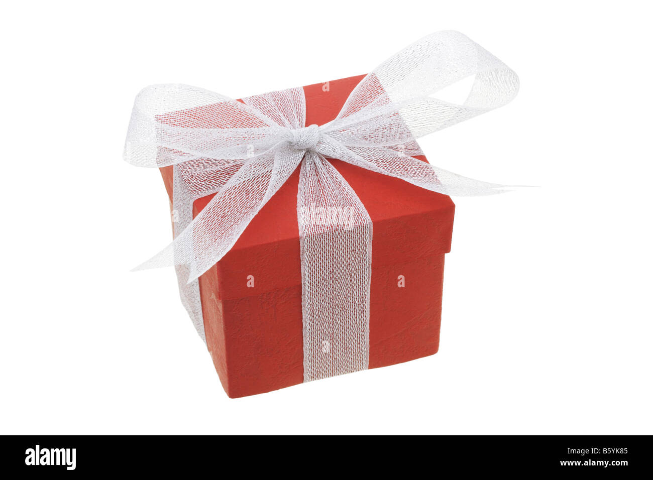 Boîte cadeau rouge avec arc blanc ruban sur fond blanc Banque D'Images