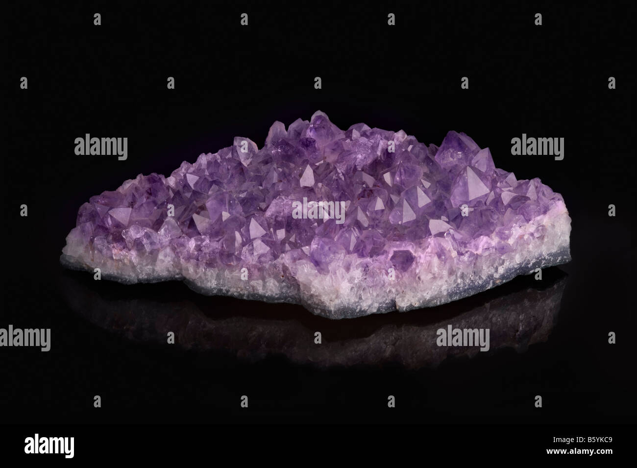 Amethyst Crystal cluster sur fond noir Banque D'Images