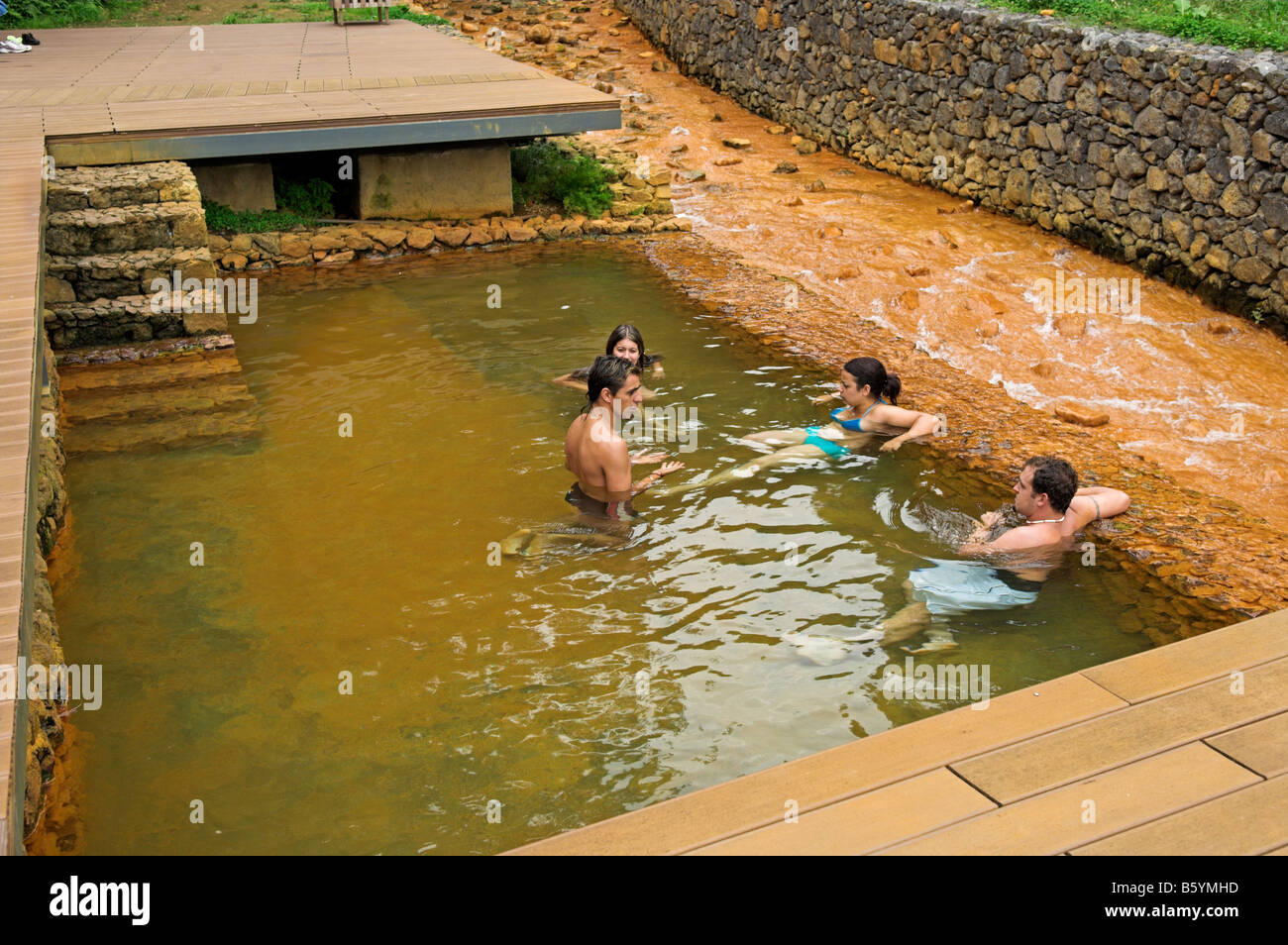 Les gens se détendre dans la piscine thermale en plein air printemps ville de Furnas São Miguel Açores Portugal Banque D'Images