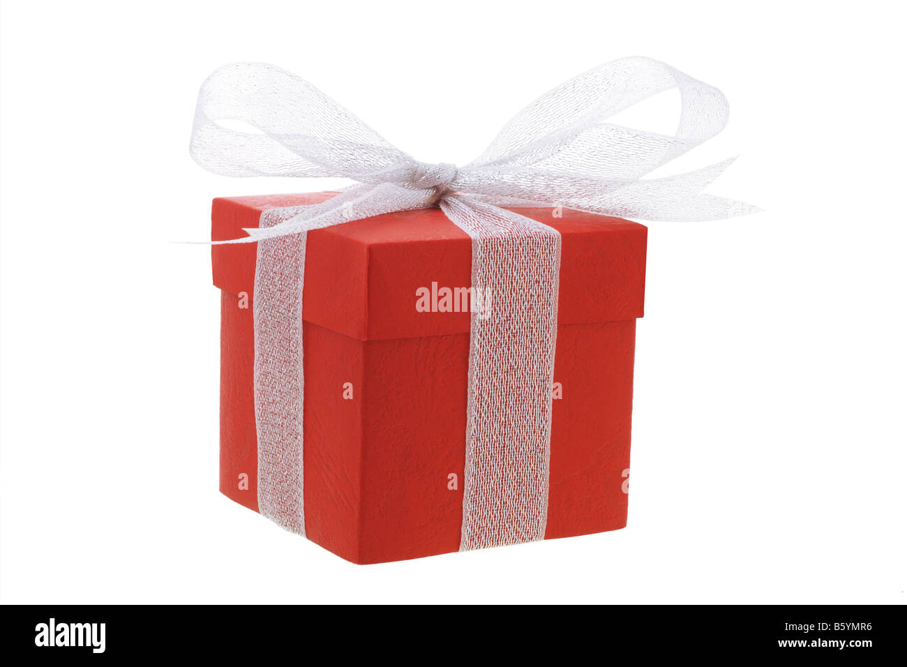 Boîte cadeau rouge avec ruban bow blanc sur blanc Banque D'Images
