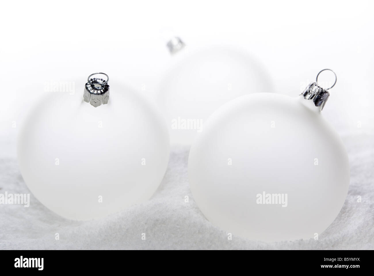 Boules de Noël allongé sur la neige. aRGB. Banque D'Images