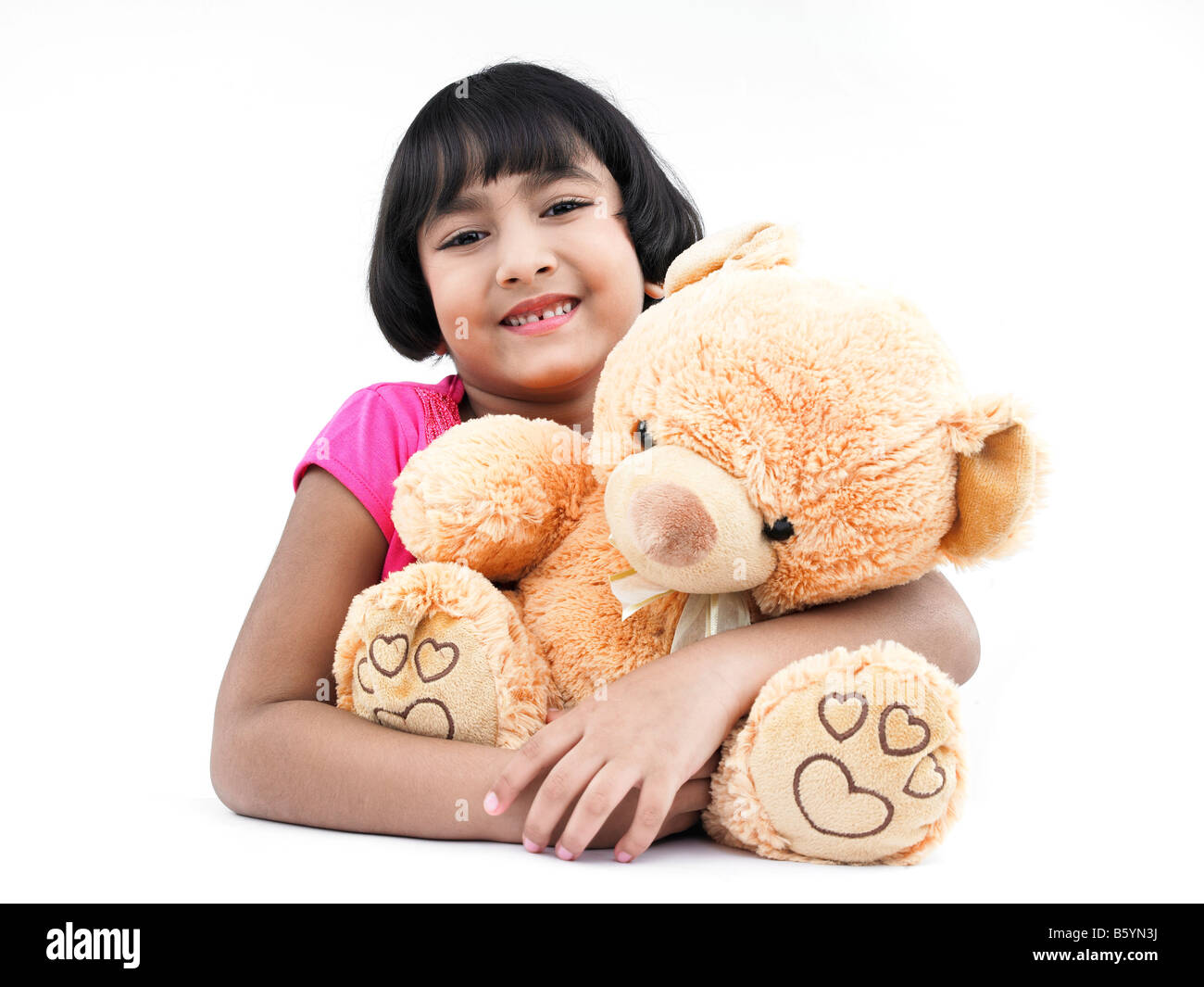 Portrait d'une fille asiatique d'origine indienne avec son ours en peluche brun Banque D'Images