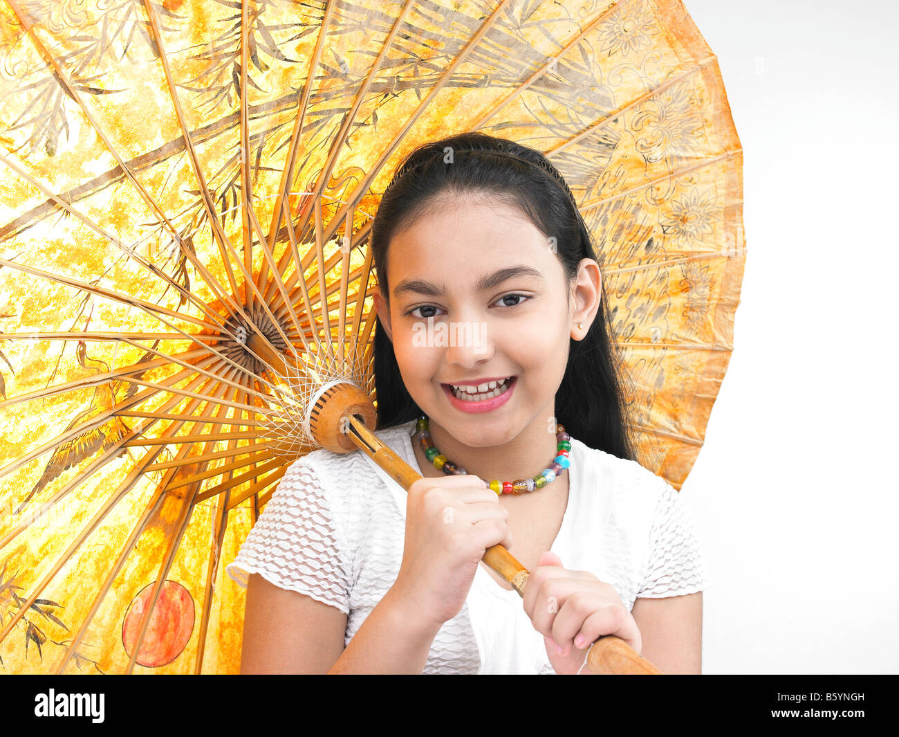 Une jolie fille asiatique souriant et tenant un parapluie oriental traditionnel Banque D'Images